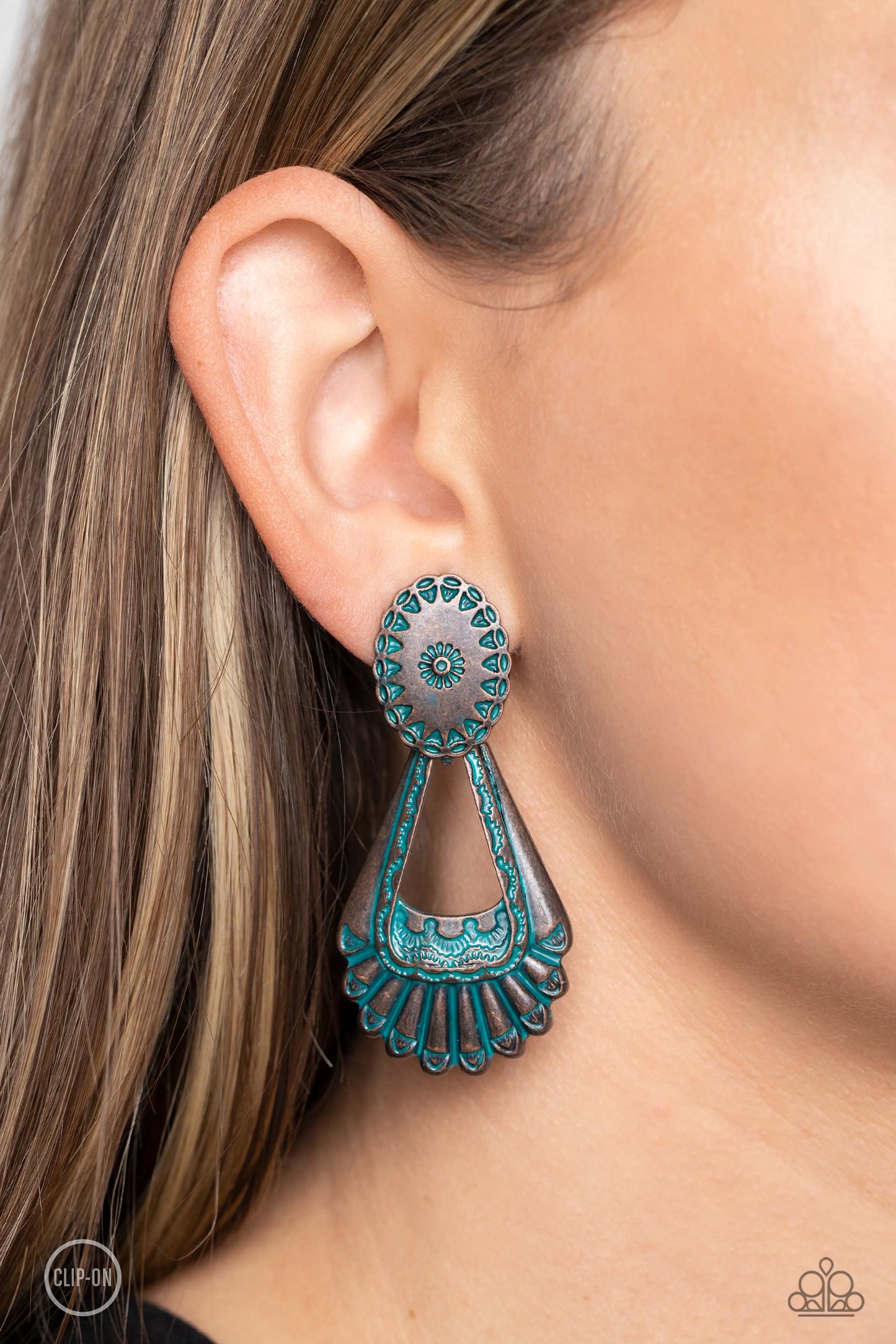 Casablanca Chandeliers - Brass Earring